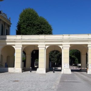 Torbögen auf der Seite des Schloss Schönbrunn